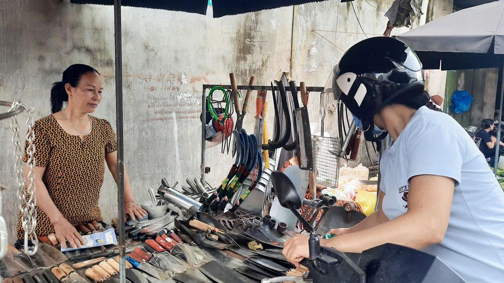 Cảnh mua bán tấp nập và giao lưu của người dân tại Chợ Thái Hòa, Bình Dương